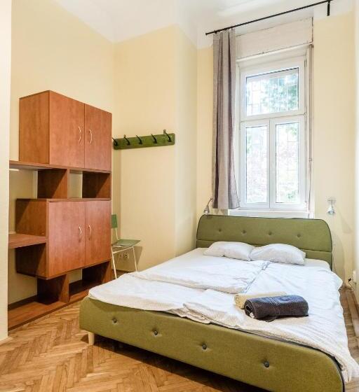غرفة قياسية ثلاثية حمام مشترك, Baroque Hostel & Coworking