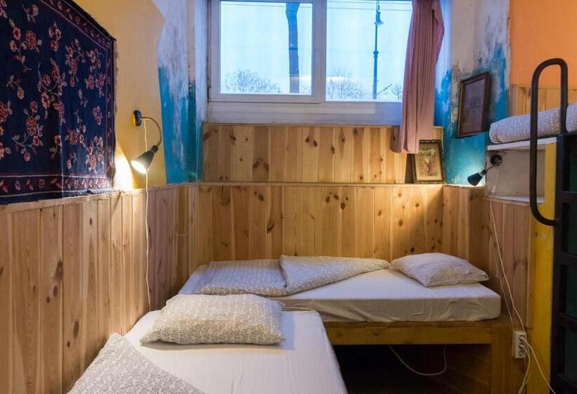 سرير فى غرفة مشتركه, Baroque Hostel & Coworking