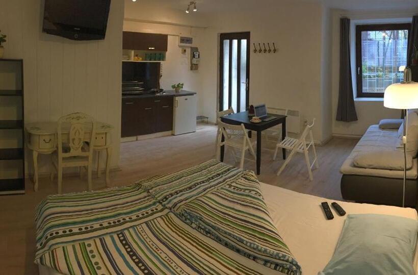 패밀리 스튜디오, Baroque Hostel & Coworking