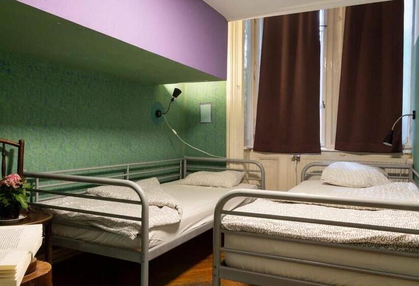 이코노미 룸 공용욕실, Baroque Hostel & Coworking