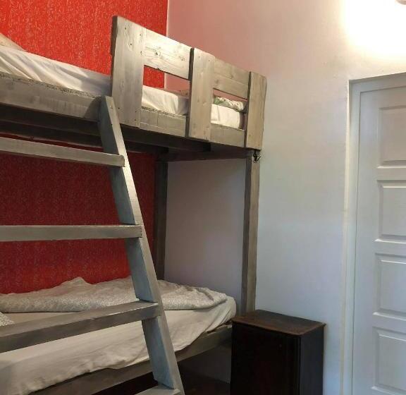 سرير فى غرفة مشتركه, Baroque Hostel & Coworking