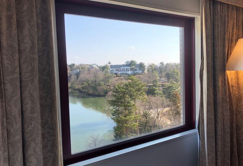 Номер Стандарт Вид на Сад, Hiroshima Airport