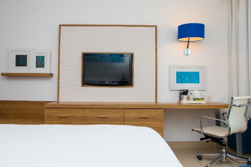 מיטת קינג בסוויטה, Holiday Inn Acapulco La Isla, An Ihg