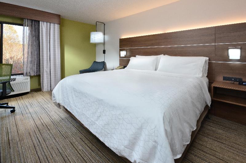 Номер Стандарт Кровать Кинг Адаптированный для Инвалидов, Holiday Inn Express Raleigh Durham Airport, An Ihg