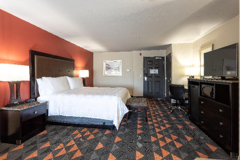 스위트 킹사이즈 침대, Holiday Inn Oceanside Marina Camp Pendleton, An Ihg