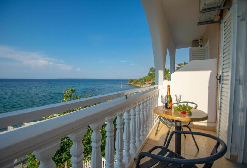 Family flat with sea view, Agoulos Beach