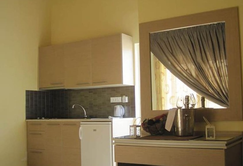 استودیوی استاندارد, Sunshine Hotel Lardos