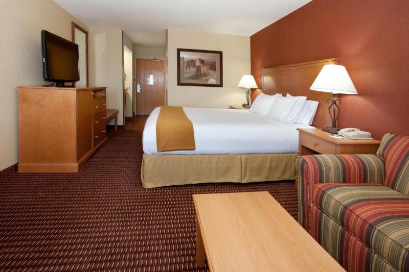 Номер Стандарт, Holiday Inn Express Hotel & Suites Raton, An Ihg