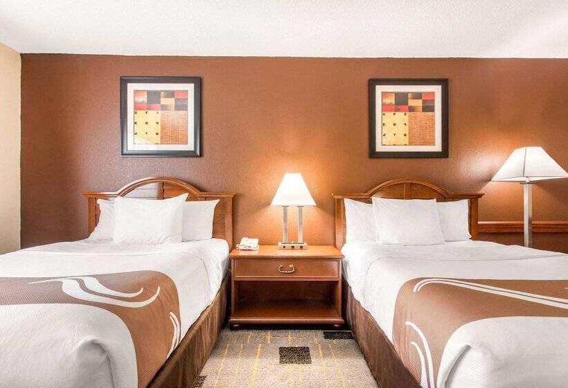 带2个双人床的标准工作室, Quality Inn & Suites