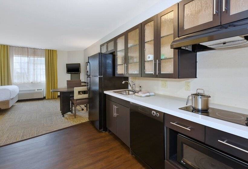 스탠다드 스튜디오, Candlewood Suites Polaris, An Ihg