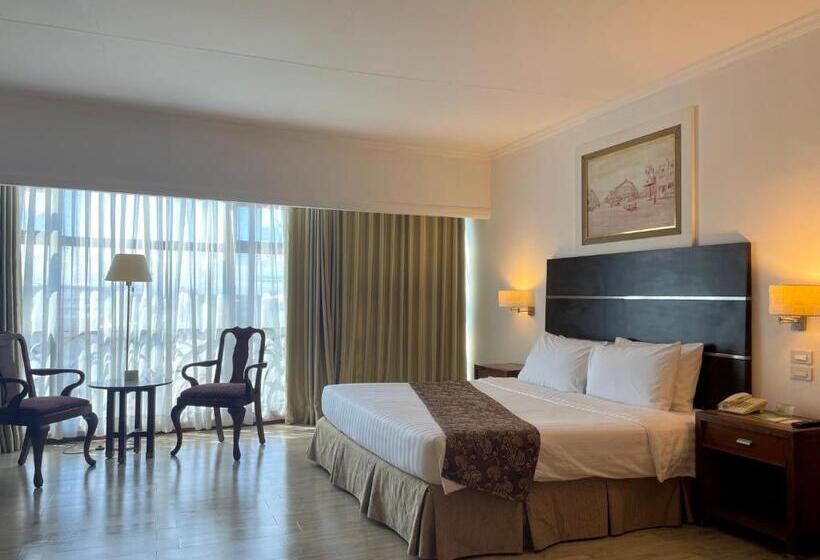 Президентский Люкс, Days Hotel By Wyndham Iloilo