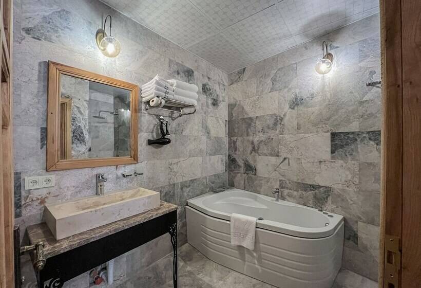 수피리어 트리플 룸, Cave Hotel Saksagan