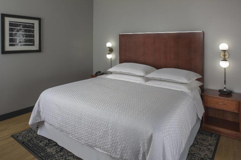 스위트 킹사이즈 침대, Four Points By Sheraton Houston Hobby Airport