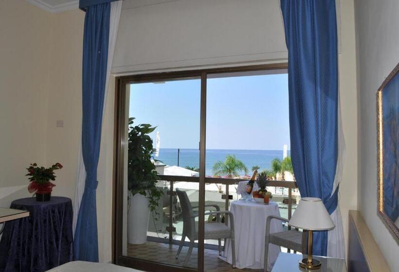 اتاق سوپریور با چشم‌انداز دریا, Grand Hotel La Playa