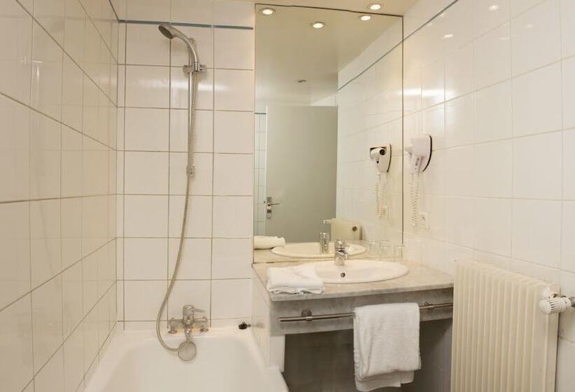 Номер Superior, Ours Blanc  Place Victor Hugo