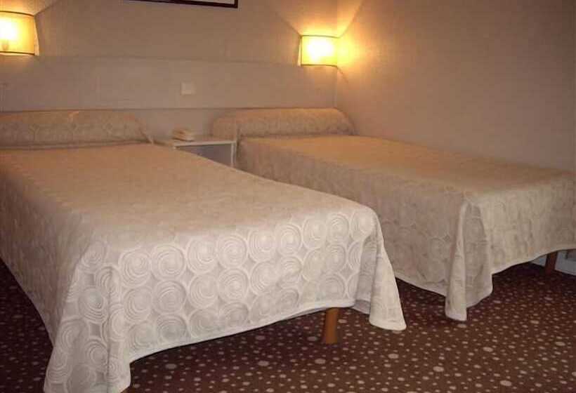 Номер Стандарт Трехместный, Ours Blanc  Place Victor Hugo