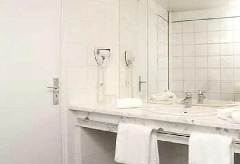 Четырехместный Номер Стандарт, Ours Blanc  Place Victor Hugo
