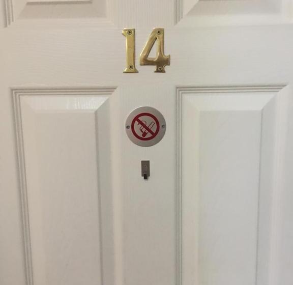 Quarto Familiar Comunicado, Corona Blackpool