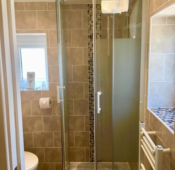 Quarto Familiar Comunicado, Corona Blackpool