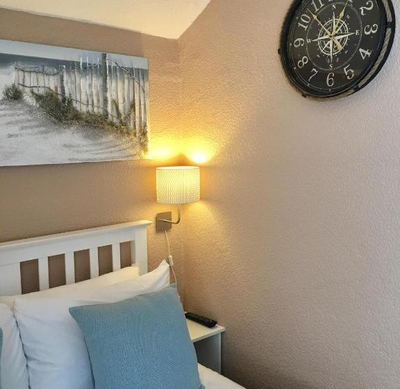 Quarto Familiar Comunicado, Corona Blackpool