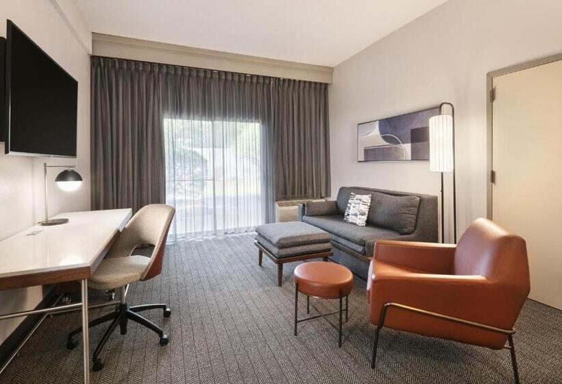 스위트 킹사이즈 침대, Courtyard By Marriott Burlington