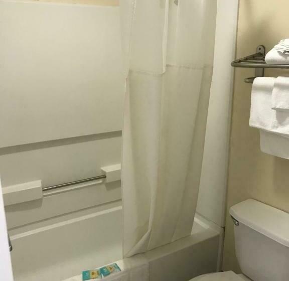 Номер Стандарт, Clairmont Inn & Suites   Warren
