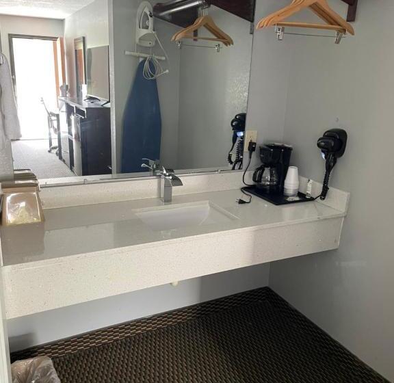 Люкс Кровать Кинг, Clairmont Inn & Suites   Warren