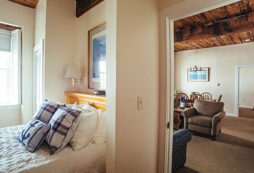 Люкс, Newport Bay Club And
