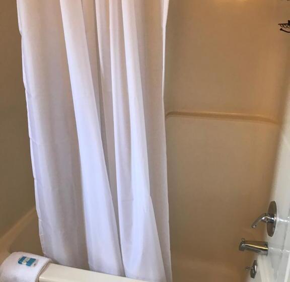 Апартаменты 1 Спальня Нижний Этаж, Simmons Motel And Suites