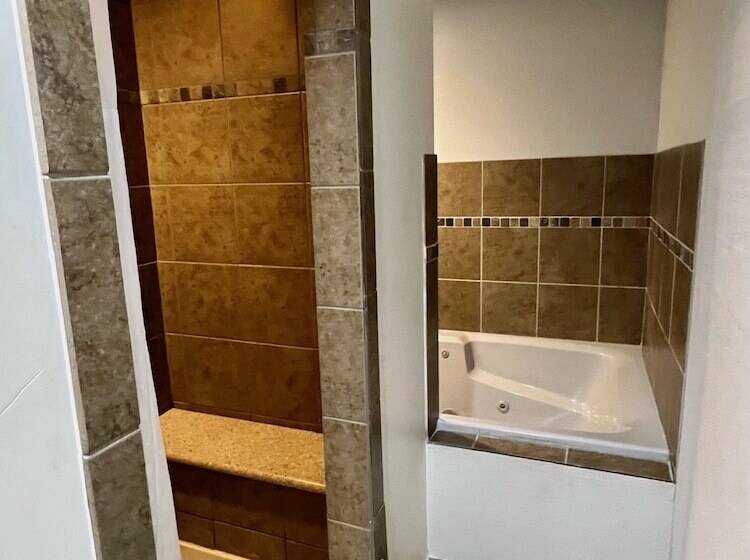 스탠다드 스튜디오 킹침대, Hometowne Studios & Suites Washington