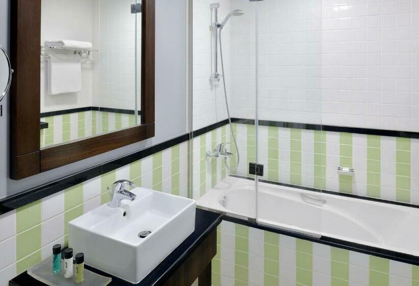 Superior Room King Size Bed, Mövenpick Hotel Apartments Al Mamzar Dubai