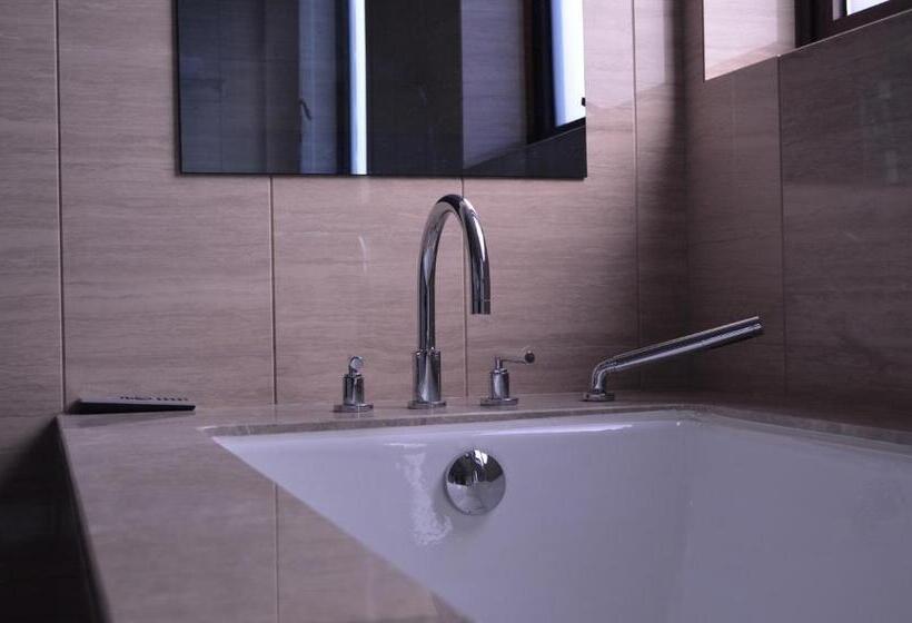 سوئیت رویال, The Qube Hotel Shanghai Xinqiao