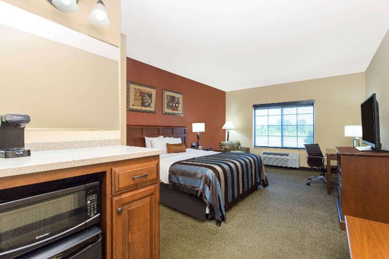 מיטת קינג בסוויטה, Best Western Plus Appleton Airport Mall