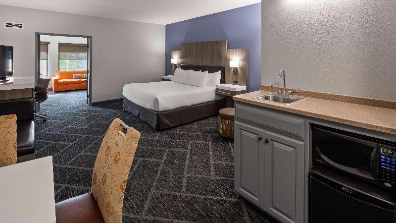 מיטת קינג בסוויטה, Best Western Plus Appleton Airport Mall