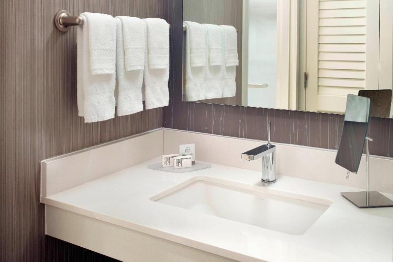 스탠다드 룸 킹사이즈 침대, Courtyard By Marriott Raleigh Cary