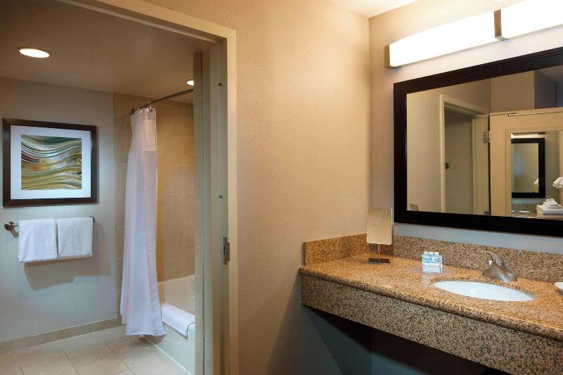 스위트 킹사이즈 침대, Courtyard By Marriott Jackson