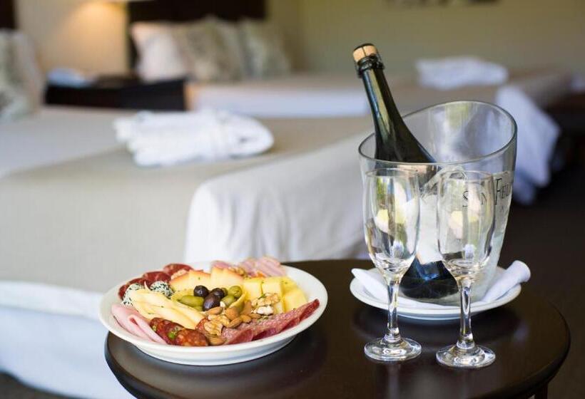Номер Стандарт, Howard Johnson Hotel & Convention Center Madariaga   Carilo