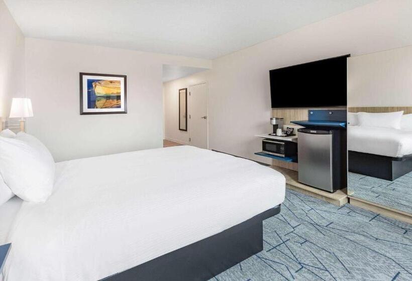 残疾人使用的带特大床的标准间, Microtel Inn & Suites By Wyndham Summerside