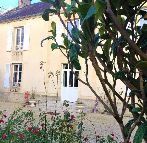 Family Suite, Les Chambres D Omaha Beach Etablissement Avec Deux Chambres D Hôtes, Petit Déjeuner Compris Fait Mai