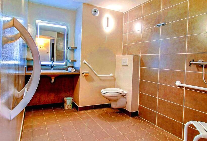 Четырехместный Номер Стандарт, Brit Hotel Confort Pau Lons