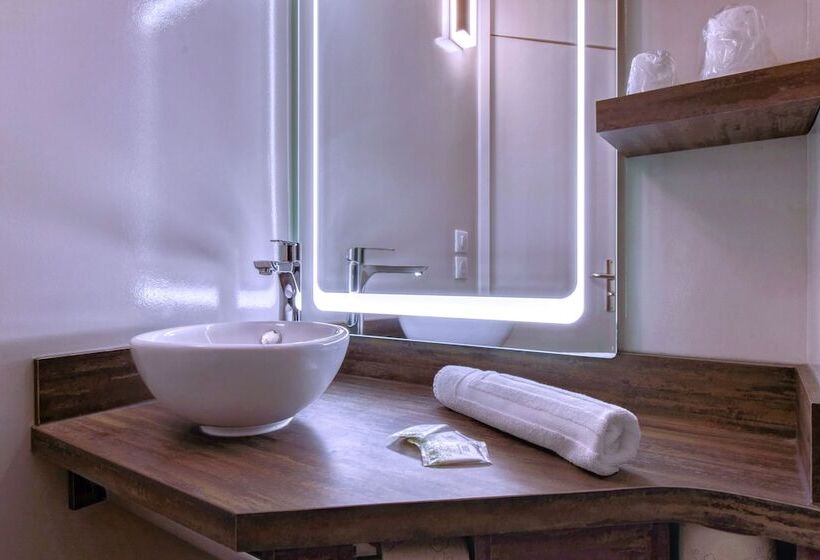 Четырехместный Номер Стандарт, Brit Hotel Confort Pau Lons