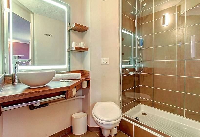 Номер Стандарт Трехместный, Brit Hotel Confort Pau Lons