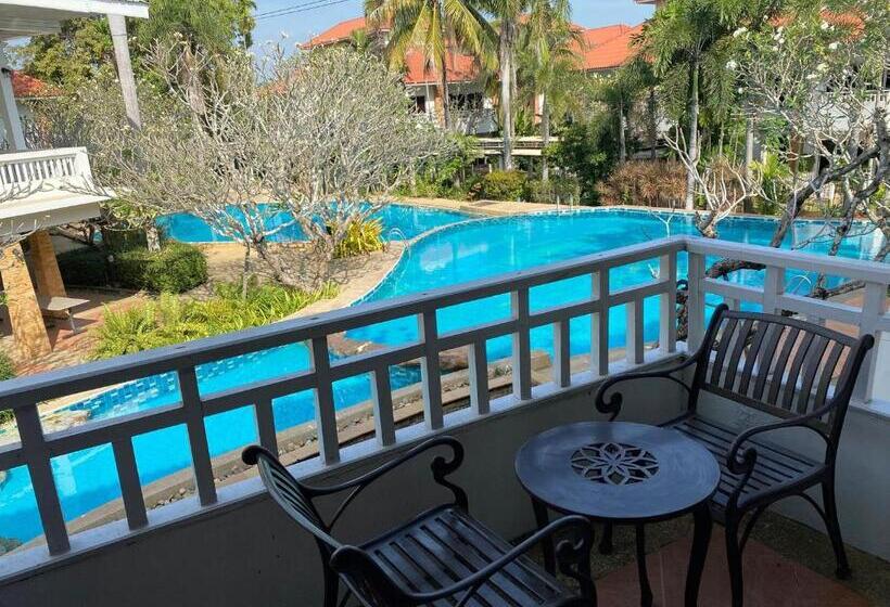 اتاق لوکس با چشم‌انداز استخر, Thara Cholapruek Resort   Sha Extra Plus