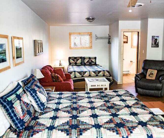 스탠다드 스튜디오, Rocky Mountain Inn