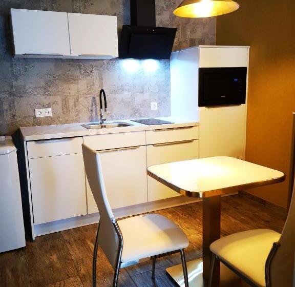 Полулюкс Повышенной Комфортности, Aparthotel Goldener Hahn Apartments