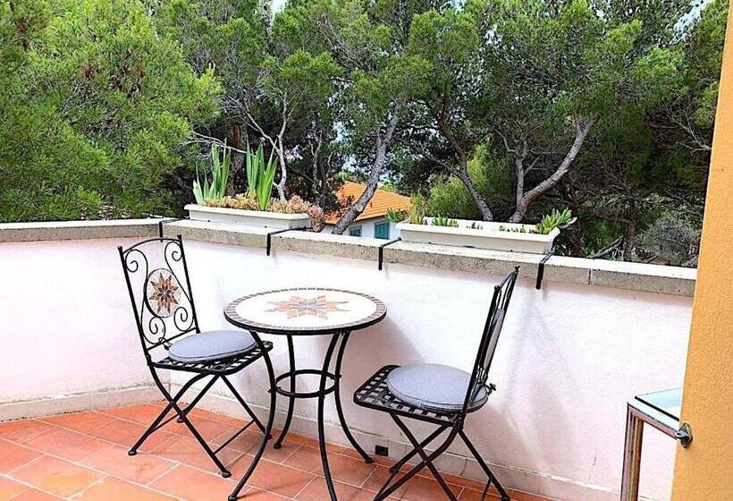 Triple Room Sea View, Oasi Del Cuore   Due Graziose Camere Con Vista Mare A 7 Min Dal Mare Di Castiglioncello
