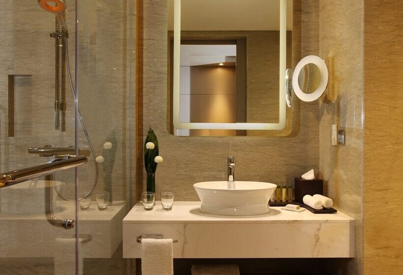 带大床的豪华间, Doubletree By Hilton Jakarta   Diponegoro