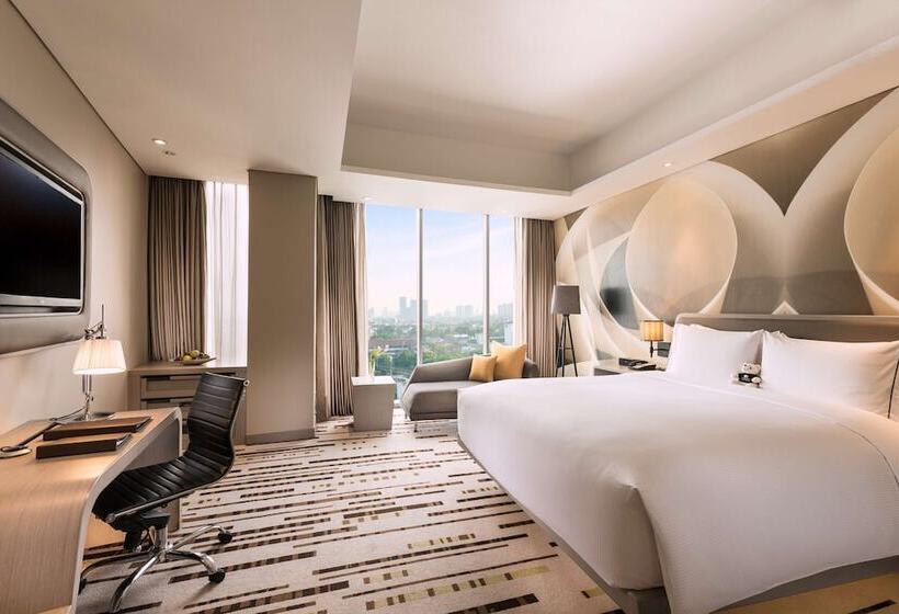 带大床的豪华间, Doubletree By Hilton Jakarta   Diponegoro
