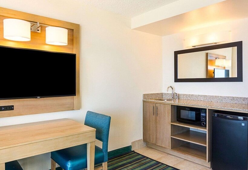 스위트, Comfort Suites Beachfront