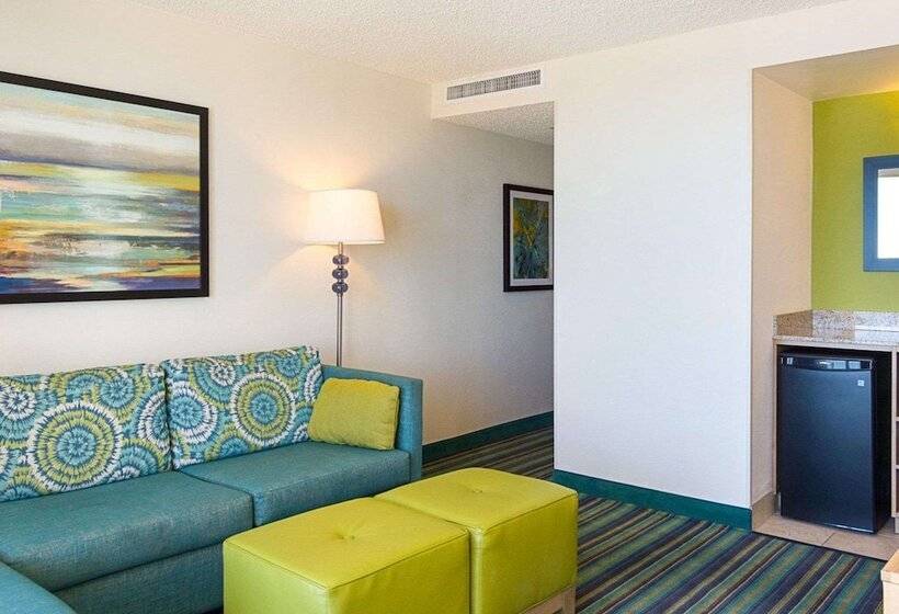 스위트, Comfort Suites Beachfront